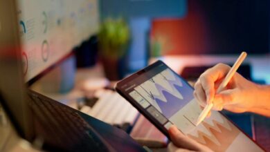 Seseorang sedang membuat sketsa atau menggambar di tablet.