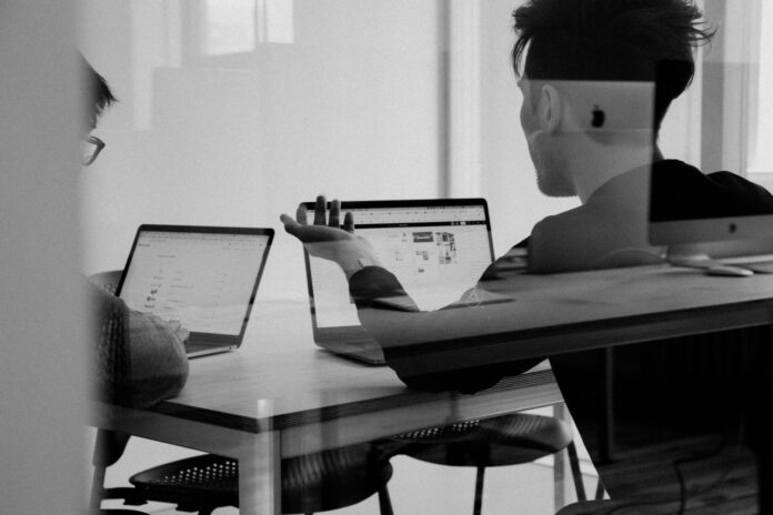 pria menggunakan MacBook