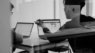 pria menggunakan MacBook