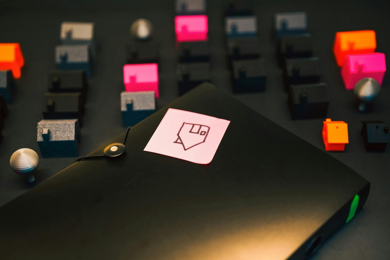 Folder hitam dengan catatan tempel terlampir.